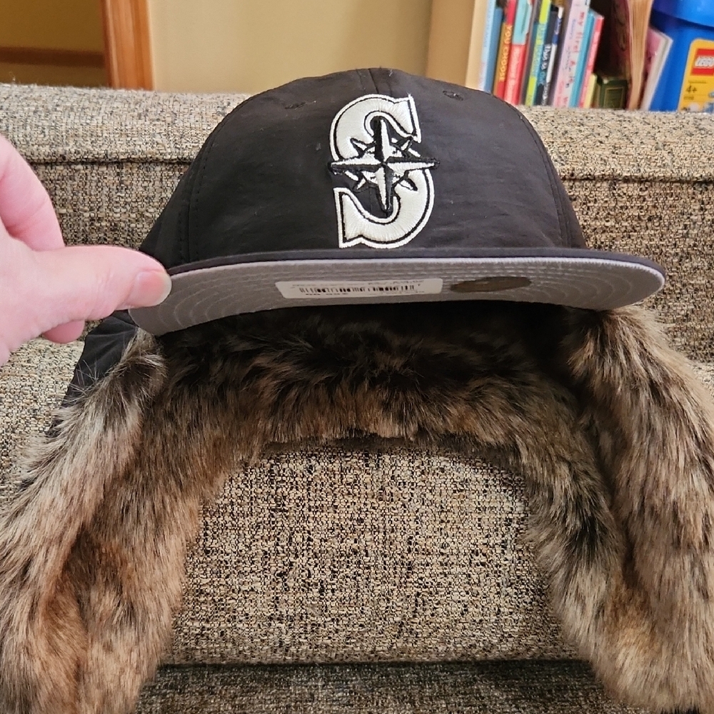 Seattle Mariners New Era 59Fifty Winter Dog Ear Cap with Fur Trim - Picture 3 of 6